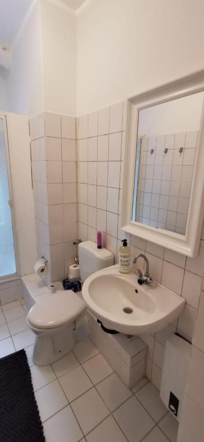 Modern Living In A Perfect Location Apartment Есен Екстериор снимка